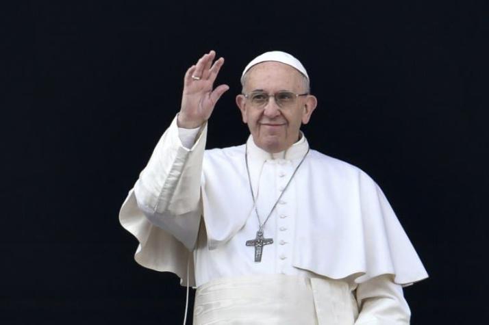 Papa Francisco exhorta a las madres a darle el pecho a sus bebés en pleno bautismo