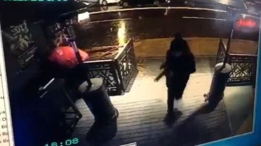 [VIDEO] Revelan imágenes que muestran al autor del atentado en Estambul