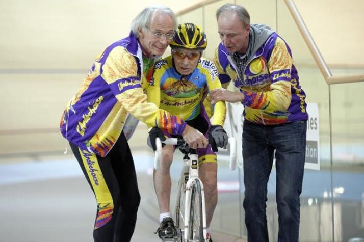 Francés de 105 años intentará batir récord de velocidad en bicicleta