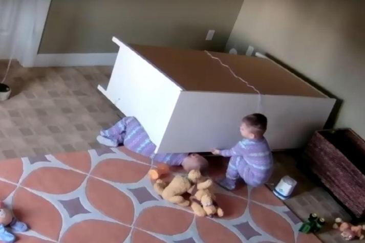 El video que muestra cómo un niño de dos años salva a su hermano tras caerle un mueble encima
