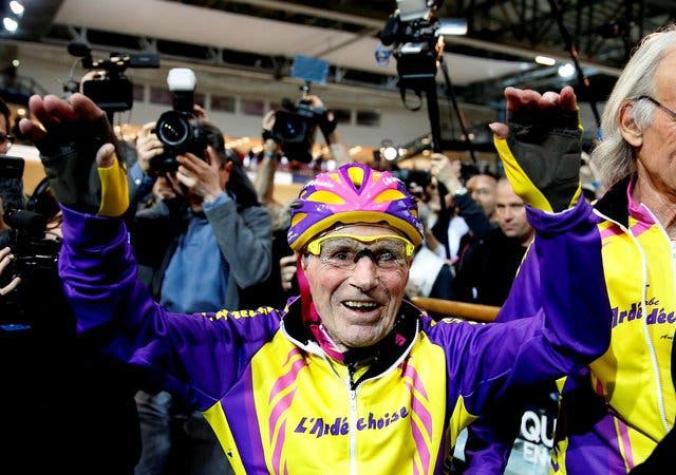 Francés Robert Marchand logra récord de la hora en bicicleta con 105 años