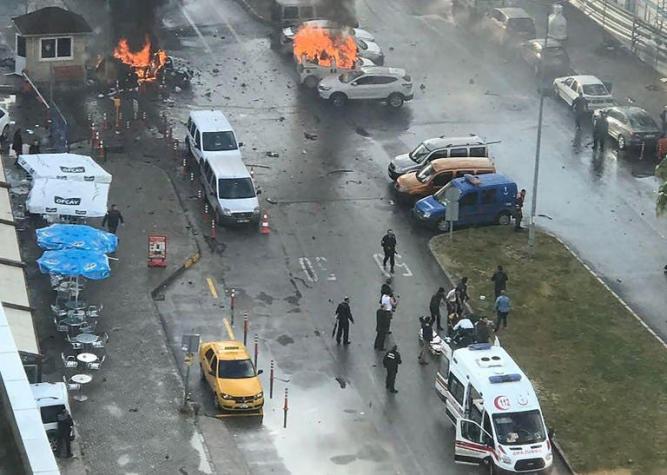 Dos muertos y 11 heridos en atentado con coche bomba en Turquía
