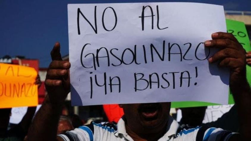 ¿Por qué hay un "gasolinazo" en México pese a la expectativa de que bajarían los precios