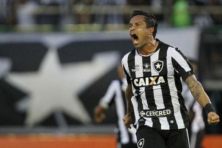 Volante de Botafogo: "No podemos pensar que Colo Colo es un monstruo"