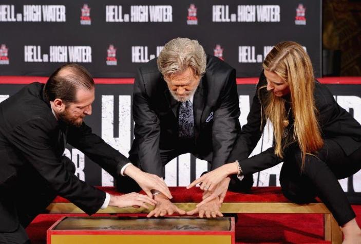Jeff Bridges estampa sus huellas en cemento en Hollywood
