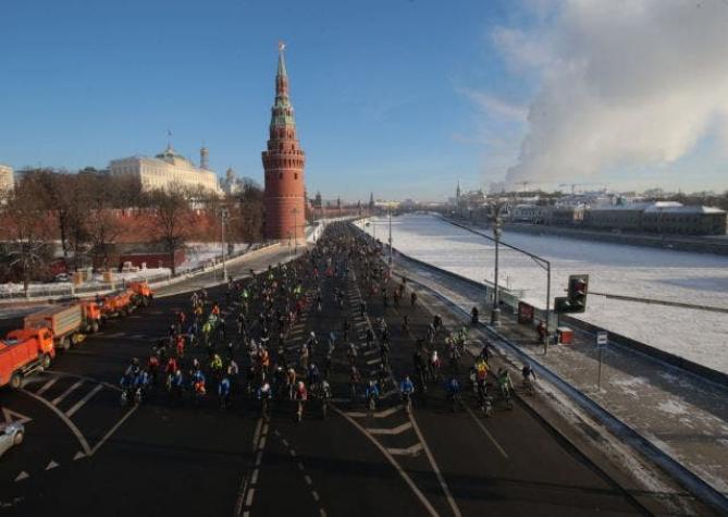 Centenares de ciclistas desafían el gélido frío récord de Moscú