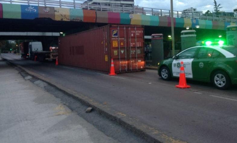 Caída de contenedor bloquea el tránsito vehicular en las cercanías de la Escuela Militar