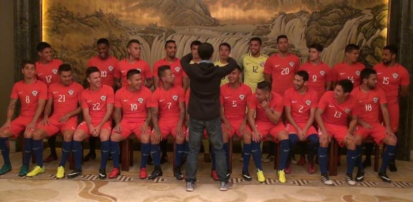 [VIDEO] Plantel de "La Roja" posa entre bromas para la foto oficial en la China Cup