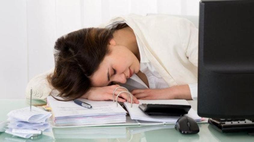 Por qué dormir la siesta en el trabajo es bueno para tu salud y tu rendimiento
