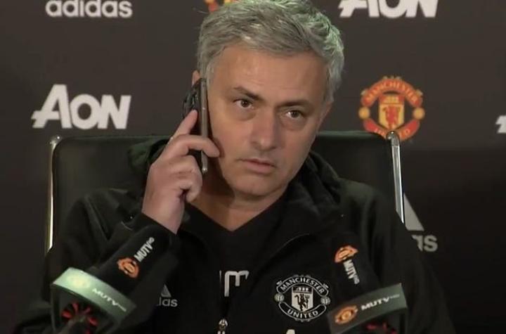 [VIDEO] El divertido momento que protagoniza Mourinho con el teléfono celular de un periodista