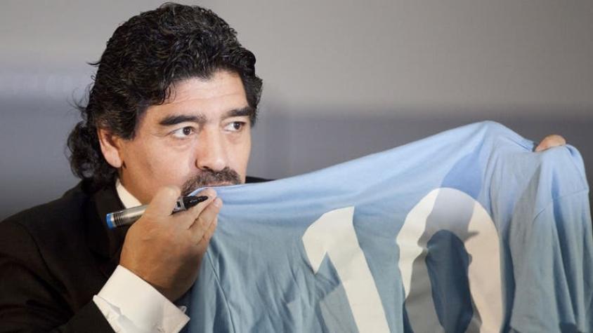 [VIDEO] Diego Maradona llega a Nápoles como ídolo para actuar en su obra teatral