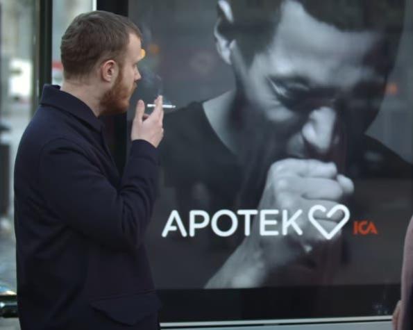 [VIDEO] Este cartel sueco tose cada vez que alguien fuma cerca