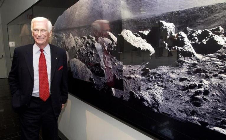 Muere Eugene Cernan, el último astronauta que caminó en la Luna