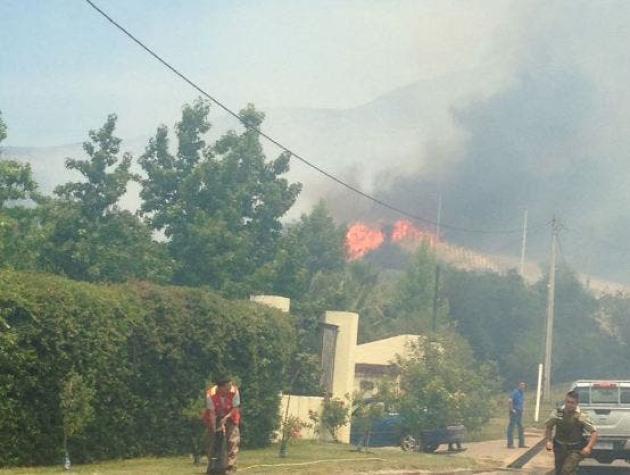 Declaran alerta roja en Pirque por incendio forestal