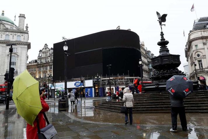 Las luces de Piccadilly Circus se apagan por primera vez desde la Segunda Guerra Mundial