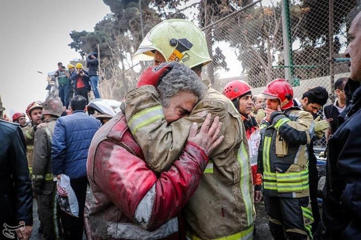 Decenas de bomberos mueren al colapsar edificio en llamas en Irán
