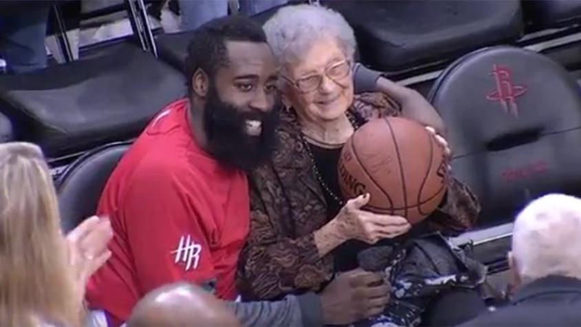 [VIDEO] El notable gesto de estrella de la NBA con fanática que cumplía 100 años