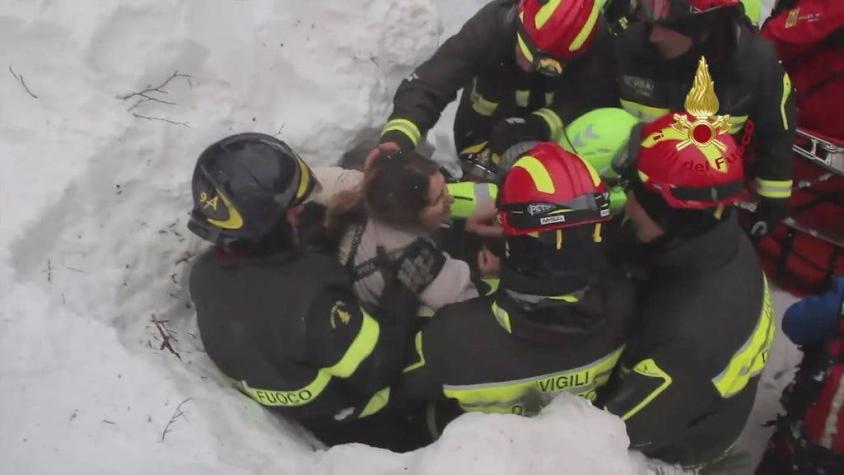 Rescatan con vida a ocho personas en hotel sepultado por alud en Italia