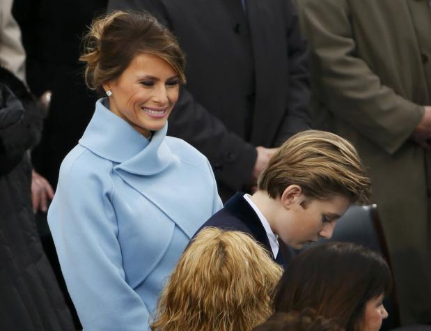 Comparan look de Melania Trump con el de Jackie Kennedy en el cambio de mando