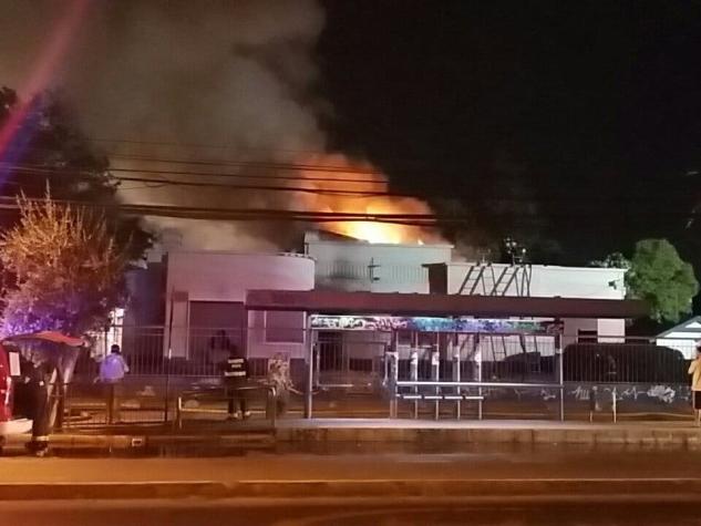 Incendio afecta a oficinas del SII en Maipú