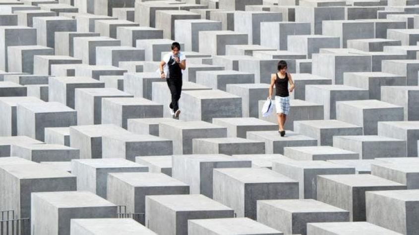 Yolocausto: ¿esta bien tomarse fotos en monumentos que recuerdan a las víctimas del Holocausto?