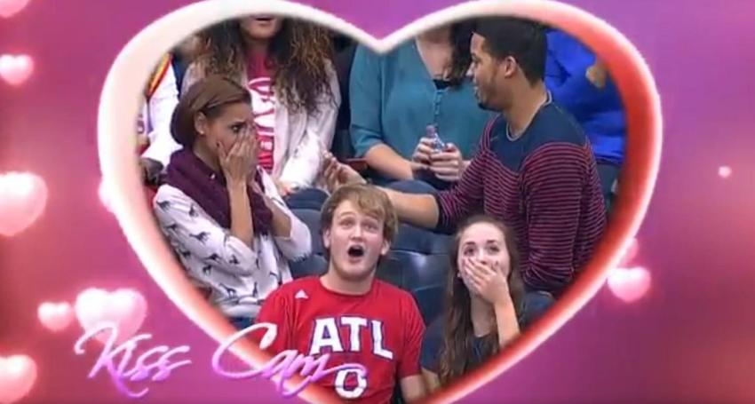 [VIDEO] "Kiss Cam" de la NBA registra accidentada propuesta de matrimonio