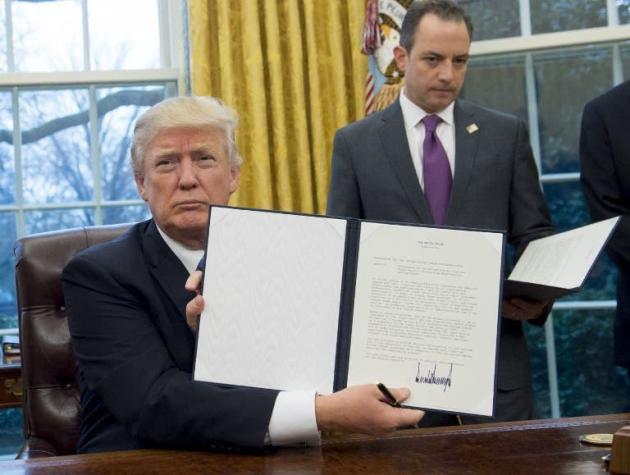 Trump firma salida del TPP y otros países buscarían acuerdos alternativos