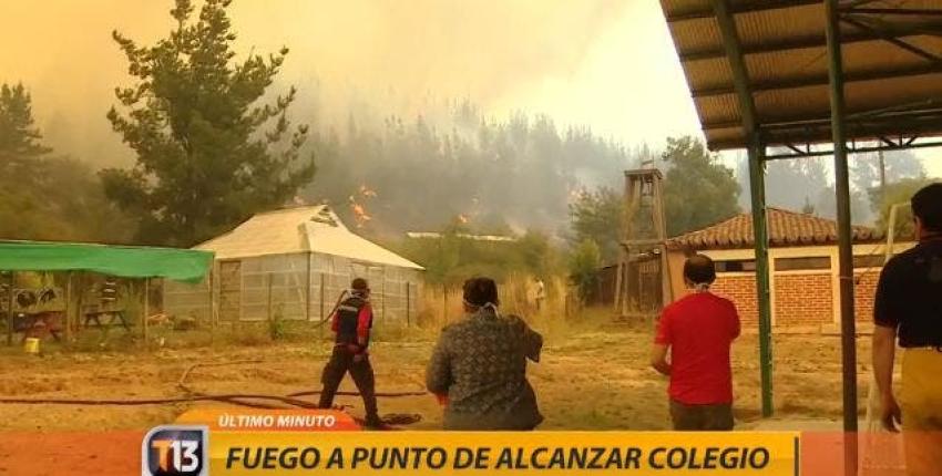 [VIDEO] Fuego amenaza por alcanzar a establecimiento educacional en Empedrado