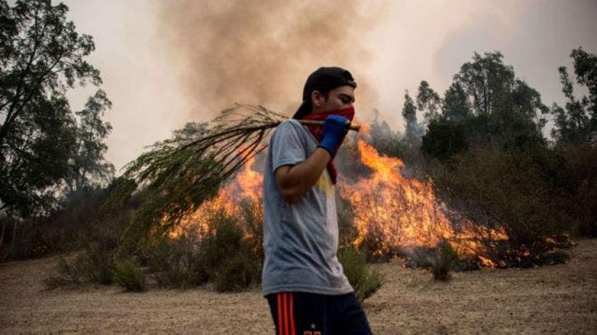 Por qué es tan difícil apagar los incendios en Chile que han destruido cientos de miles de hectáreas