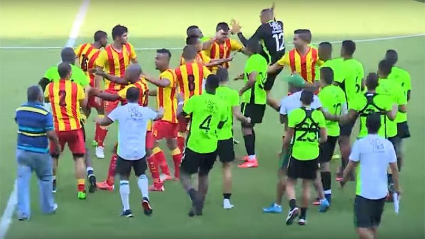 [VIDEO] Partido "amistoso" termina en feroz pelea entre equipos en Colombia