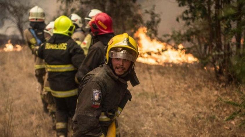 Bomberos en Chile: "Cuando vamos a combatir incendios nos despedimos de nuestras familias"