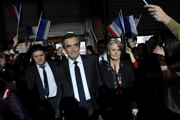 Candidato de derecha francesa afectado en escándalo pide dejar al margen a su mujer