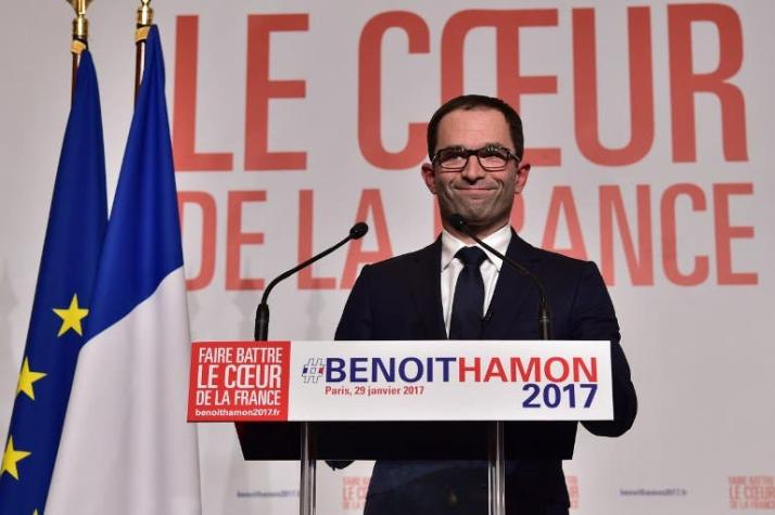 Debilitados socialistas franceses eligen a Hamon como candidato presidencial