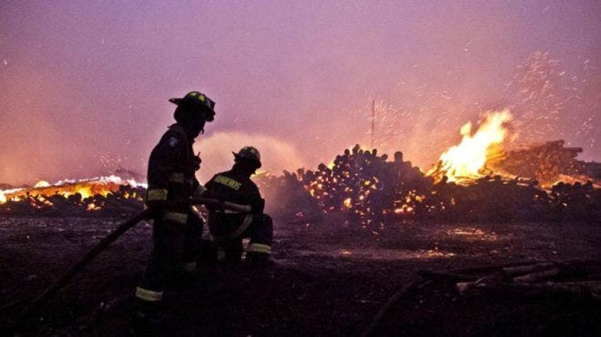 Cómo los bomberos, voluntarios y adorados, están atacando los feroces incendios en Chile