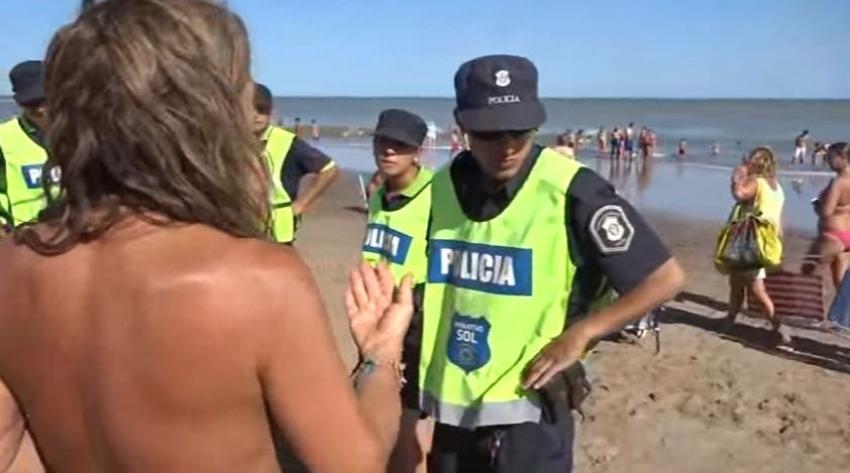 Escándalo en Argentina: 20 policías desalojan a tres mujeres en topless en una playa