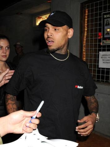 Justicia ordena prohibición de acercamiento a Chris Brown por amenazas contra su ex novia