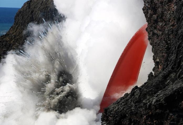 El volcán Kilauea expulsa una espectacular catarata de lava en Hawai