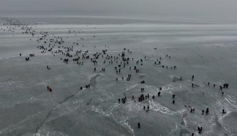 Un lago se congela en Hungría y miles de personas lo usan para cruzar de un pueblo a otro