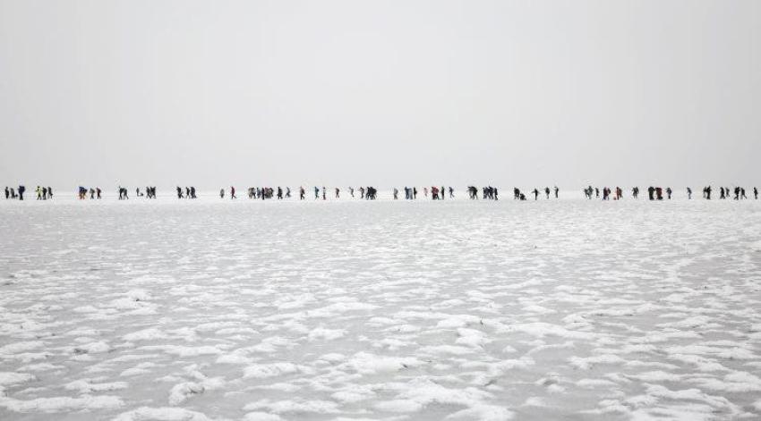 [VIDEO] Miles de personas se aventuran a cruzar un lago congelado en Hungría