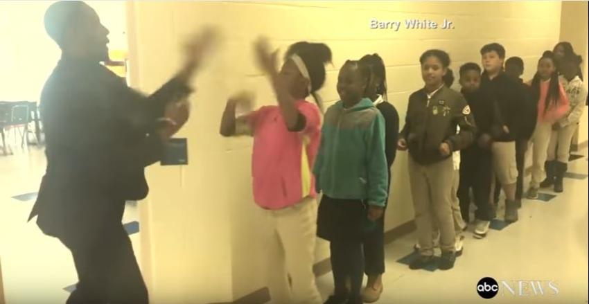 El profesor que tiene un saludo especial con cada uno de sus alumnos se convierte en viral