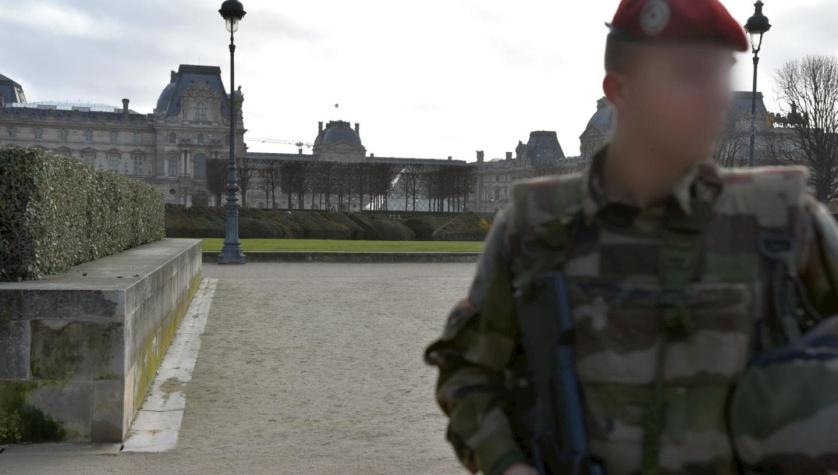 Francia: soldado dispara a sosprechoso con arma blanca en cercanías del Museo del Louvre