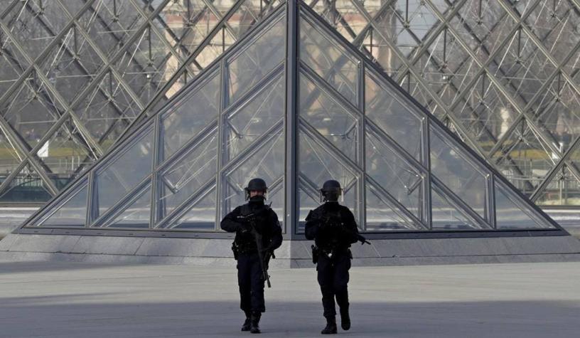 Atacante del Louvre entró a Francia con visa de turista