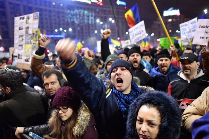 Protestas masivas en Rumania logran derribar decreto que suavizaba lucha anticorrupción