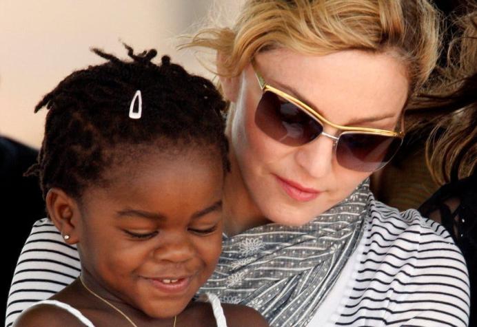 Organizaciones de Malaui critican a Madonna por sus adopciones