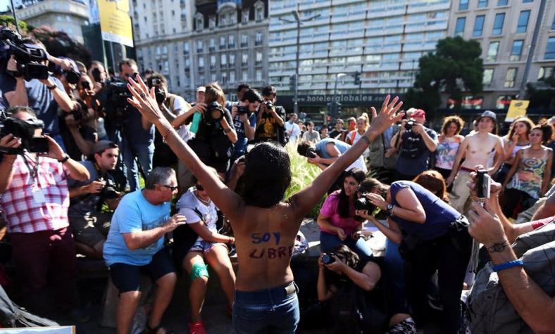 "Tetazo": mujeres argentinas protestan en topless frente al Obelisco