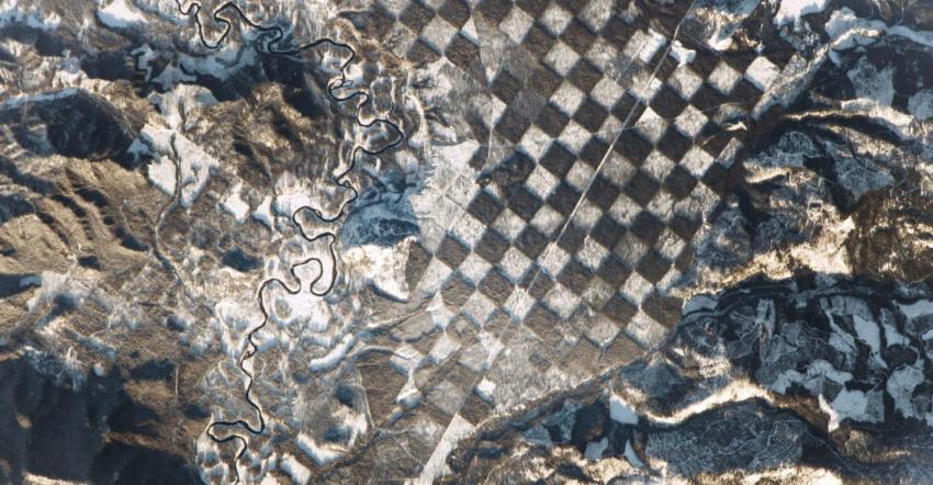 La NASA fotografía un “tablero de ajedrez” en la superficie de Tierra