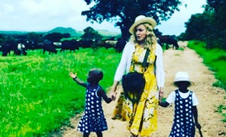Madonna presenta en las redes sociales a las mellizas que adoptó en Malaui