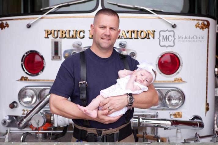 El bombero que trajo al mundo a una bebé y decidió adoptarla tras conocer su historia