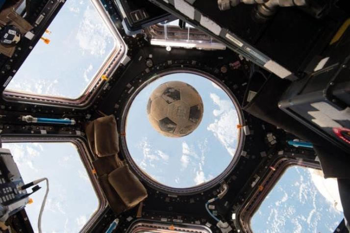El balón de fútbol que sobrevivió al accidente del Challenger y llegó al espacio 31 años después