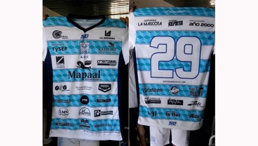 La insólita marca que pretende romper un club argentino: Tiene 50 sponsors en su camiseta